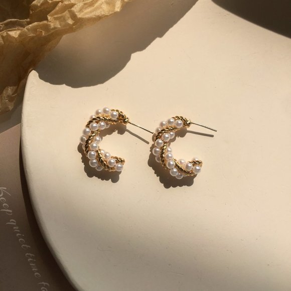 ❤️🔥𝕤𝕒𝕝𝕖❤️🔥 💙pearls croissant hoop earrings - Picture 5 of 15